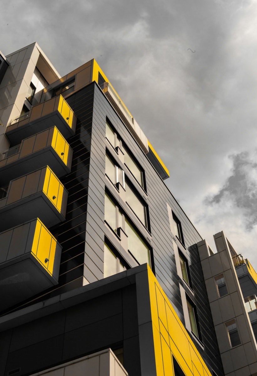 Piso epóxico industrial recién aplicado en planta
